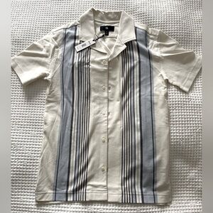 Men’s short sleeve button down resort shirt.